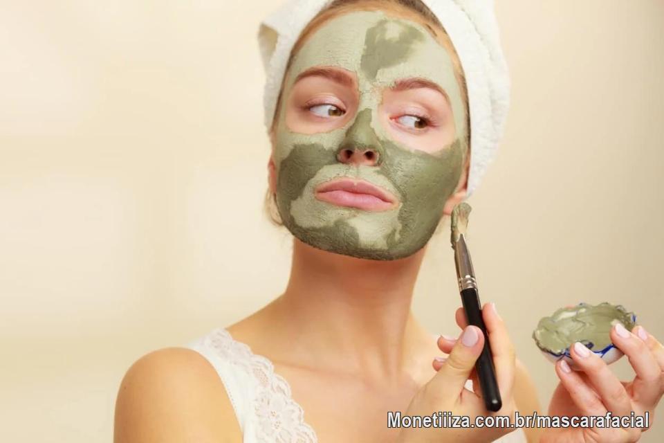 Receita de Máscara Facial Caseira Para... Equilibrar a Pele Seca

Se você já esgotou seu estoque de séruns de ácido hialurônico e sua pele seca ainda não está entendendo o recado, então a receita de máscara facial caseira é perfeita para você.

O que você precisa:

6 colheres de chá de argila
2 colheres de chá de suco de aloe vera
1 colher de chá de mel cru natural
Um pouco de água mineral natural

Como funciona:

"A melhor maneira de equilibrar a pele seca é com os alimentos certos e hidratação". "Essa máscara refrescante de primavera vai hidratar sua pele de dentro para fora. Para efeitos calmantes, basta adicionar algumas gotas de óleo essencial de lavanda à mistura. A lavanda é provavelmente o óleo essencial mais conhecido; seu aroma característico pode ajudar a relaxar o sistema nervoso e é particularmente útil para aliviar sintomas de inquietação, irritabilidade e insônia."

Misture todos os ingredientes até formar uma pasta homogênea, massageie suavemente no rosto e pescoço e deixe agir por 20 minutos antes de enxaguar com água morna.